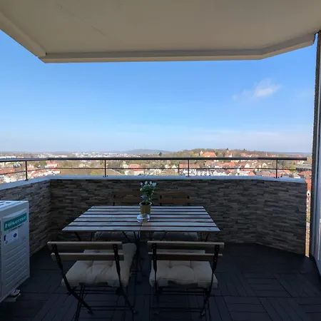 - Balkon & Parken Inklusive Apartment
