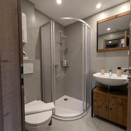 - Balkon & Parken Inklusive Apartment