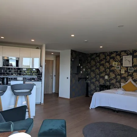 - Balkon & Parken Inklusive Apartment Osnabrueck